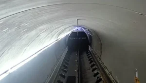 הרכבת שטסה במהירות מטוס