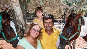 ומגדלת את בנם