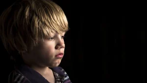 כך מנחה גננת את הילדים להרביץ לאחרים