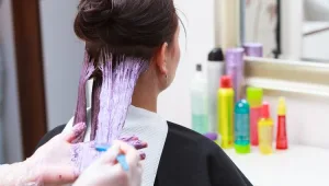 יצאה מהמספרה עם שיער סגול ותבעה את הספר