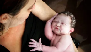 אחת ולתמיד: האם לבית החולים יש זכות להפריד בין האם לתינוק לאחר הלידה?
