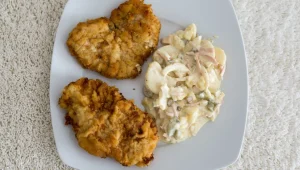 מתכון לשניצל כבדי עוף על סלט ביצים ורמולד כרוב וריבת פירות יער