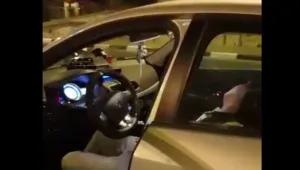 תיעוד: נהג נמצא רדום באמצע הצומת כשהרכב מונע