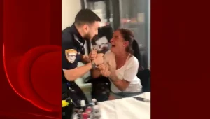 פרסמה וידיאו של שוטר עוצר באלימות ונתבעה על 70 אלף שקל