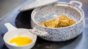 המתכון של אבי לרביולי ממולא בכרישה ובצלי שאלוט שמוגש על רוטב חמאת מרווה