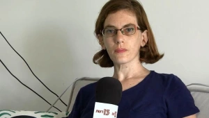 מפגינה בכיכר: "שוטר נתן לי אגרוף כשניסיתי להיכנס לאירוע"