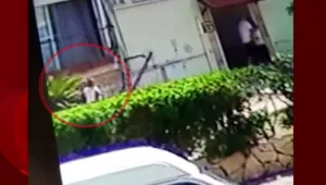 תיעוד: האב חטף את הילדה וגרר את האם על מכסה המנוע