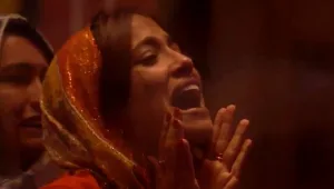 הערב אחרי החדשות: התגובה שוברת הלב של דניאל כשראתה את אביה מבעד לשמשה 