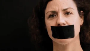 אלמונית: מגייסת כסף כדי להתמודד עם תביעת ההשתקה של האנס שלה