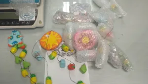 נתב''ג: חשיש הוסתר בתוך מובייל לתינוק, 2 חשודים תושבי ב"ש נעצרו