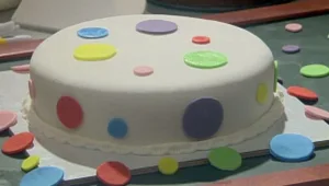 מיקי שמו עושה בית ספר, עונה 2, פרק 11: יום הולדת