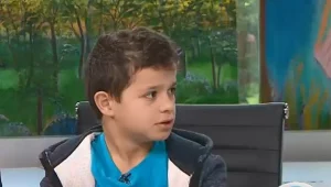 למרות מחלת עצמות נדירה - אופק בן ה-11 משמש כשוער קבוצת כדורגל