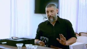 מכת חשמל: כשאסף גרניט מחליט לחבר את בעל המסעדה לשוקר חשמלי