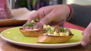 המתכון של אסף גרניט לברוסקטת טונה אדומה על יוגורט לאבנה-אריסה