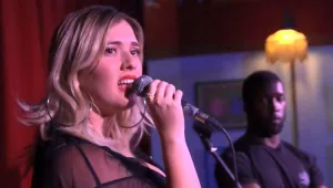 "מפחדת פחד מוות": הזמרת שהותקפה מינית מסתובבת עם מאבטחים