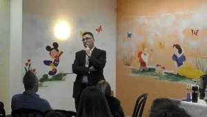 חוג בהפתעה: גדעון סער הגיע לחוג בית בלי לדעת שהקהל שתול