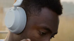 מומחים מזהירים: אוזניות אלחוטיות עלולות לגרום לנזק נוירולוגי