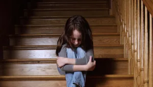 "ניצל רצונן לדגמן": גבר נעצר בחשד לעבירות מין בעשרות קטינות