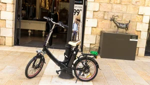 רוכבי האופניים החשמליים מקבלים דוחות - אך האכיפה טרם הוסדרה