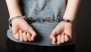 חשד להתעללות במוסד לנוער בסיכון: מטפלת נעצרה, מדריכים נחקרו