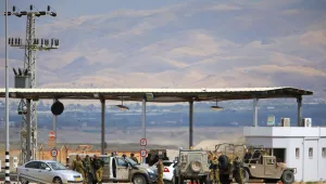 ניסיון פיגוע במעבר אלנבי: פלסטיני ניסה לחנוק חייל • תיעוד