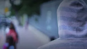 חשד: בן 37 תיעד ילדים ערומים במלתחות באמצעות מצלמת משקפיים