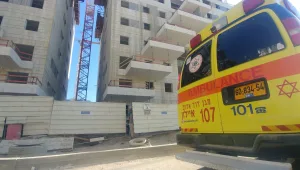 בפעם השנייה ביממה: פועל נהרג כתוצאה מנפילה מגובה