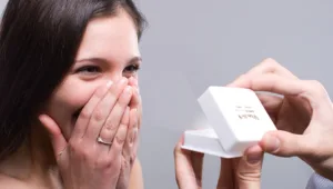 משוד ועד אשפוז מבוים: מצעד הצעות הנישואים המפתיעות ביותר