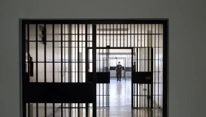 לאחר שלא נמצא תא מעצר תקני: ביהמ"ש שחרר גנב שנתפס על חם