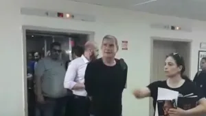 חרף המחאה ותחת אבטחה: חיים רמון החל ללמד באוניברסיטת ת"א