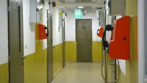 קצין בשב"ס נעצר: חשוד בהברחת טלפונים ניידים לאסירים ביטחונים