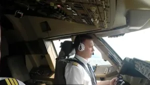 מפגיעת ברק ועד מערבולות: מה קורה בתא הטייס ברגעים הדרמטיים?