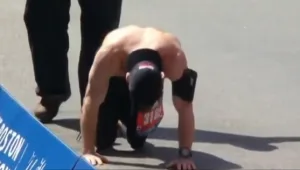 כדי להנציח את חבריו: הרץ שזחל לסיום במרתון בוסטון