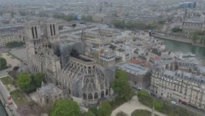 תיעוד ממעוף הרחפן: הנזק האדיר בקתדרלת נוטרדאם שנשרפה • צפו