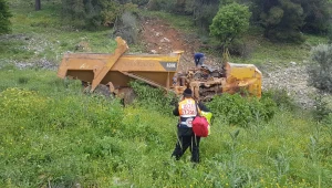 נהג משאית נהרג בהידרדרות רכבו לתהום בצפת