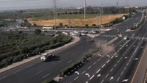 התנגש במעקה והתהפך: הרגע בו איבד הכדורגלן שליטה ברכב • תיעוד