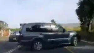 רכב חצה קו הפרדה בצורה מסוכנת - וכמעט גרם לתאונה • תיעוד