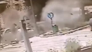 הרכב עוצר ברמזור - ומתפוצץ: תיעוד ניסיון החיסול בחיפה
