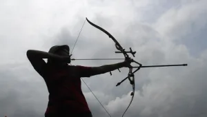 תעלומה בגרמניה: שלוש גופות נמצאו במלון לאחר שנורו בחץ וקשת