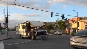 נוסעת בפראות ופוגעת ברכבים: תיעוד מרדף אחר נהגת קרוואן שתויה