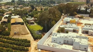 תושבי מושב בשרון זועמים: "אל תקימו כלא מול הבית שלנו"