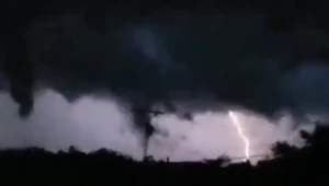 גג שעף ברוח ובית שנסחף: סופות טורנדו זורעות הרס בארה"ב