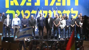 אלפים הפגינו בת"א: "שכרון כוח פוליטי - כרסום יסוד הדמוקרטיה"