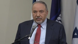 ליברמן: "האיש מקיסריה מאשים את האיש מנוקדים שהוא שמאלני"