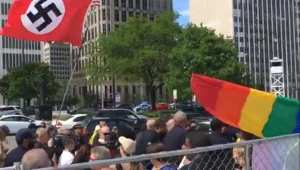 צלבי קרס והשתנה על דגל ישראל: הפגנת הניאו-נאצים בארה"ב