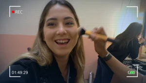 איך המתמודדים מתכוננים בחדרי ההלבשה והאיפור?