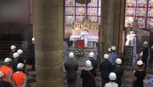 לראשונה מאז השריפה - מיסה נערכה בקתדרלת נוטרדאם • תיעוד