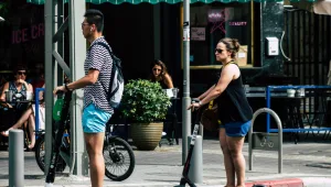 אושר בקריאה טרומית: רוכבי קורקינטים ואופניים חשמליים יחויבו להתקין לוחית זיהוי