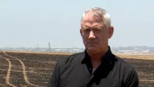 גנץ בעוטף עזה: "נתניהו ממלא בהליום את בלוני האש של חמאס"