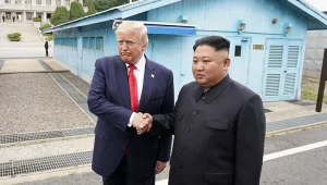 בפעם השלישית: טראמפ נפגש עם קים באזור המפורז